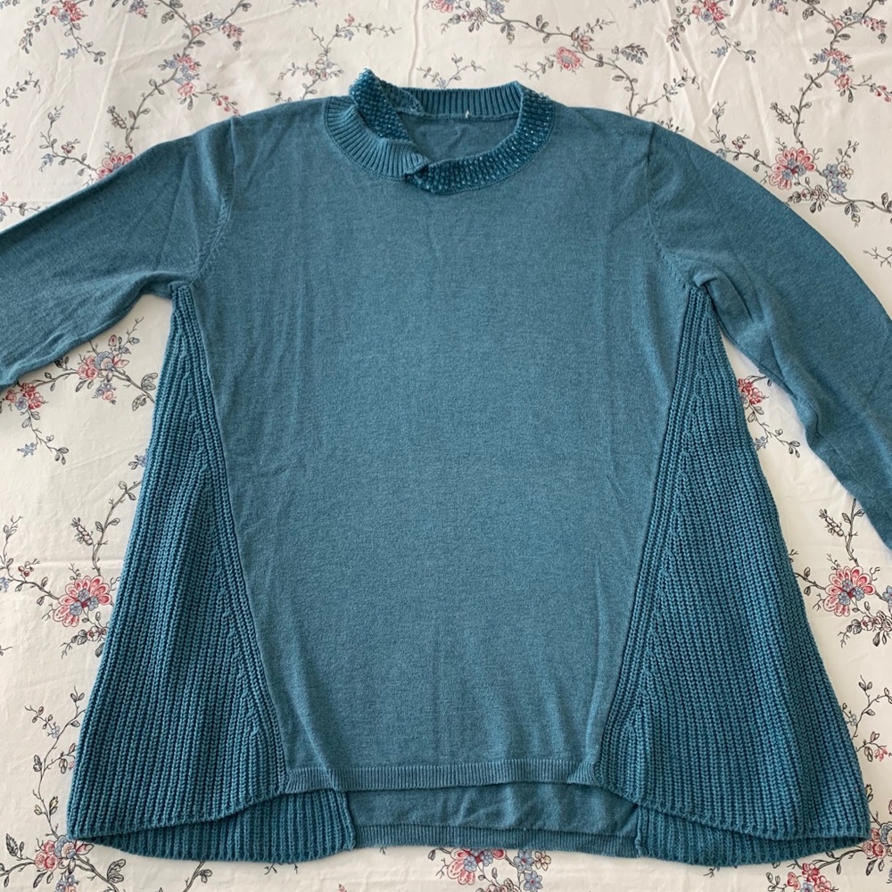 💎Med-light sweater w/ embroidered neck details💎